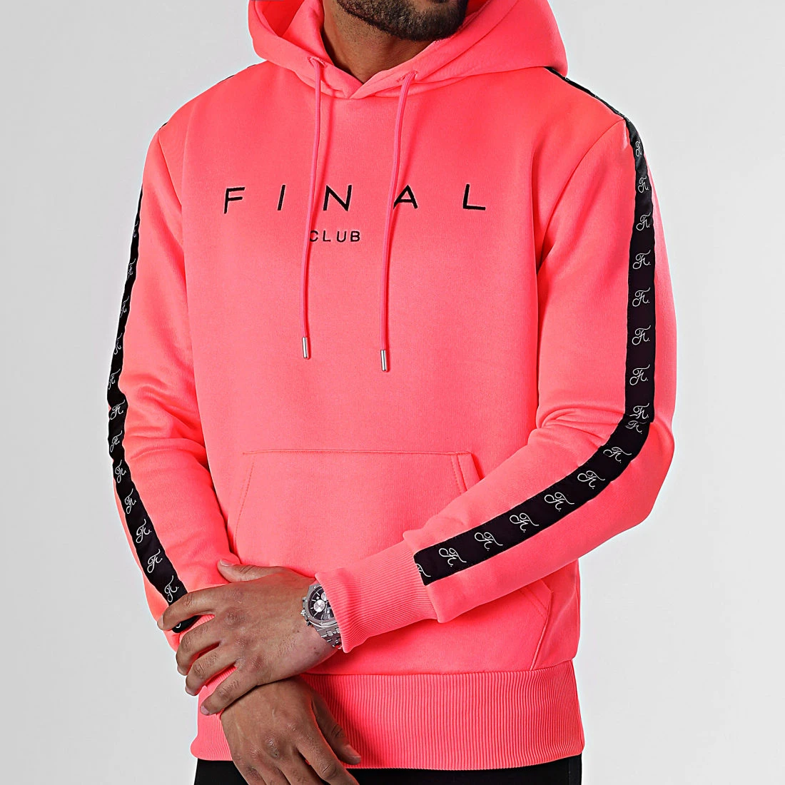 Le moins cher 🥰 Sweat Capuche A Bandes Avec Broderie 838 Rose Fluo de Final Club ⭐ 3 Le moins cher 🥰 Sweat Capuche A Bandes Avec Broderie 838 Rose Fluo de Final Club ⭐